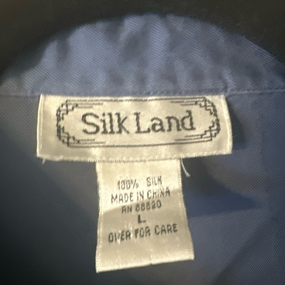 Silk land  shirt , great quality , unique the bottoms are a very good quiality - Picture 7 of 8